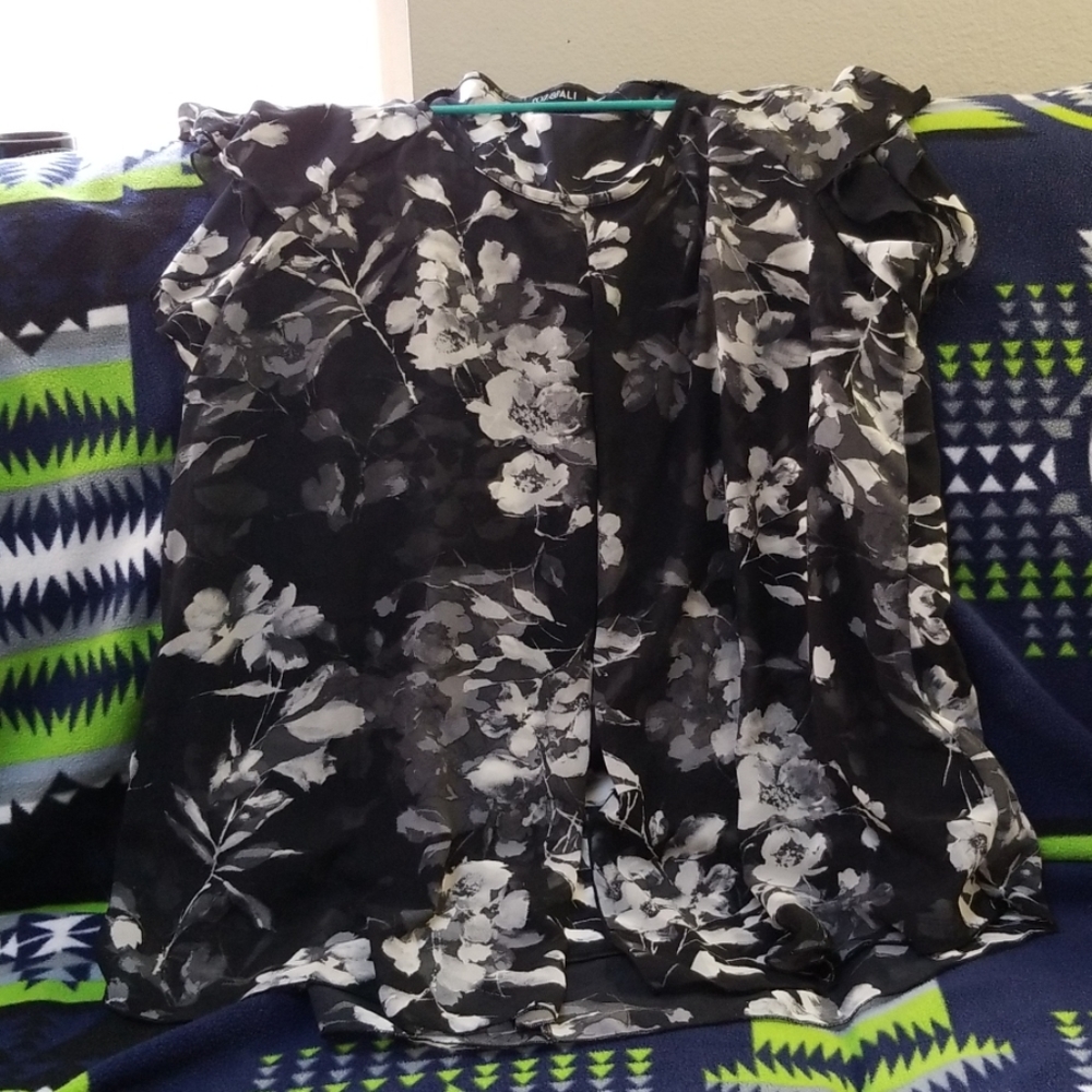 Roz& Ali black and white floral blouse
